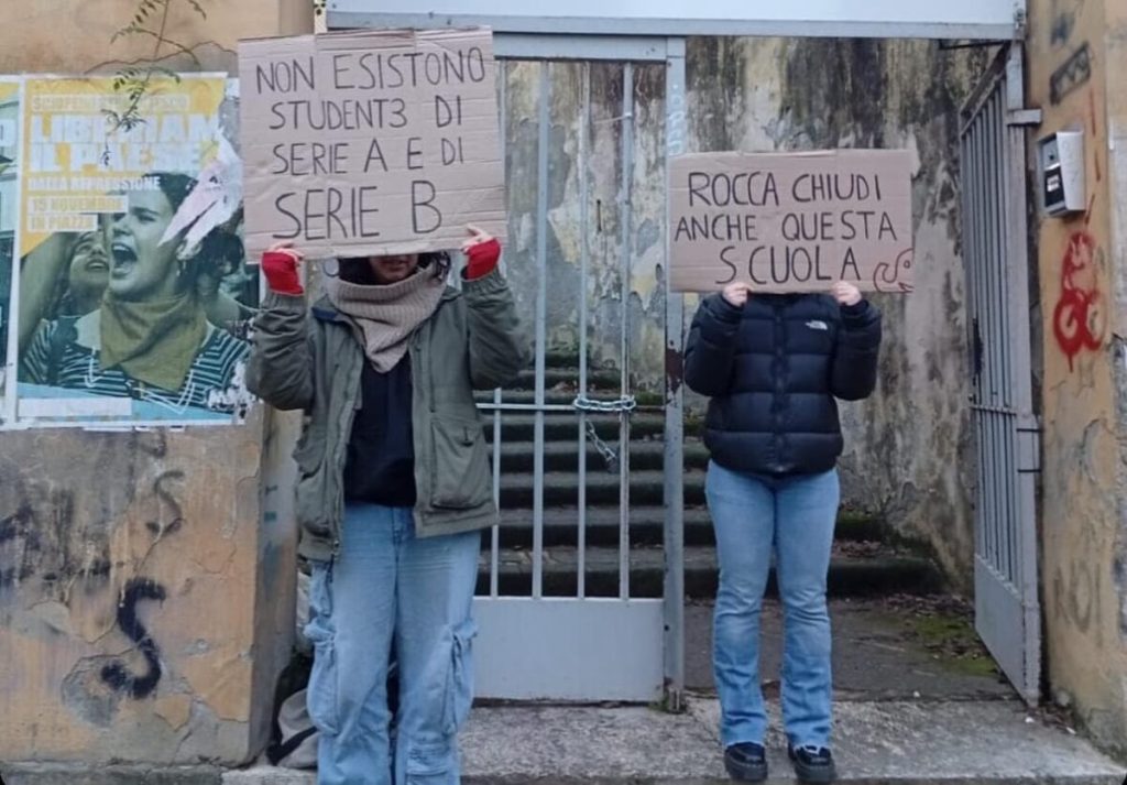 Dal governo "premi" per chi taglia le scuole. Gli studenti si ribellano agli accorpamenti