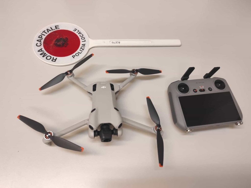 Fa volare un drone al Colosseo senza autorizzazione, turista nei guai