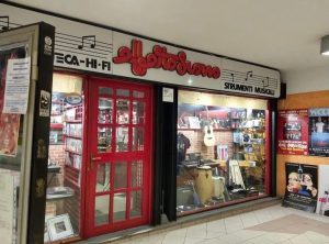 Addio a EffettoSuono: dopo 40 anni in vendita il negozio di musica, luogo “cult” di Roma sud