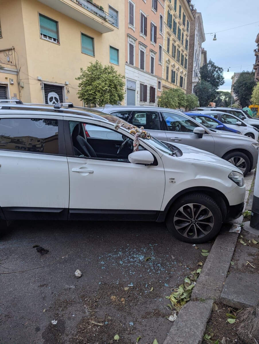 Finestrini rotti in serie al centro di Roma, vandalo seriale preso e di nuovo libero