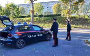 Scorrazza per il quartiere con uno scooter rubato, la targa camuffata col pennarello indelebile