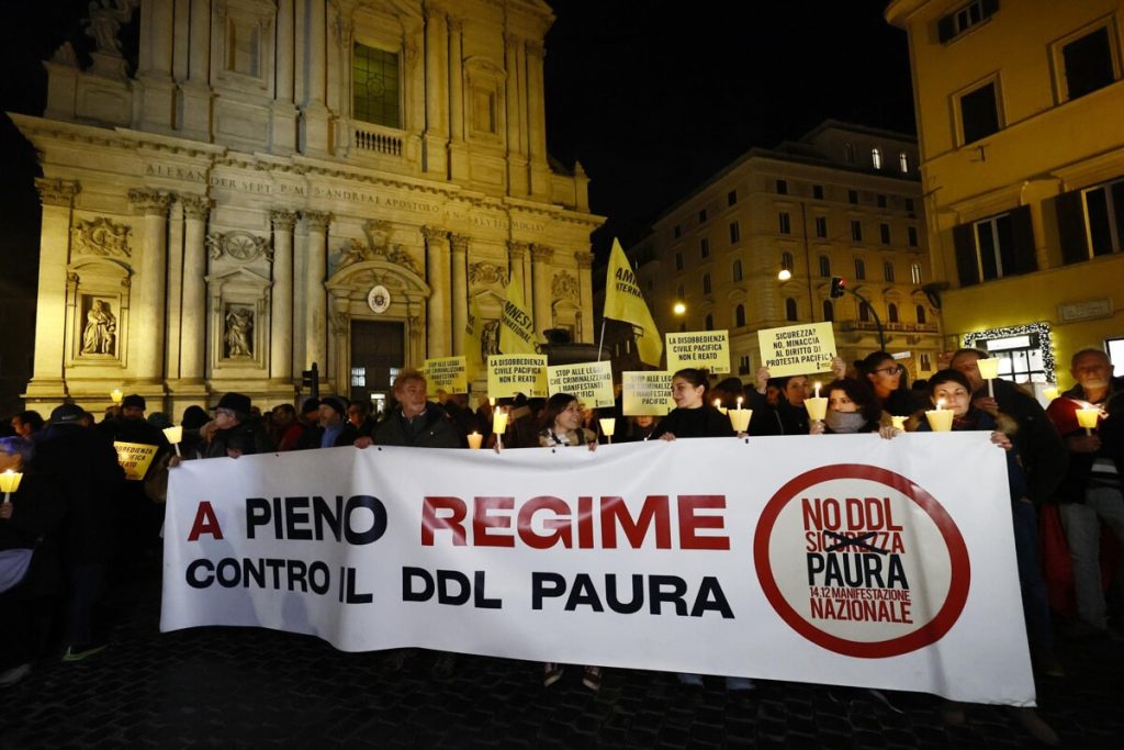 Ddl sicurezza, fiaccolata a Roma contro "il buio del regime"