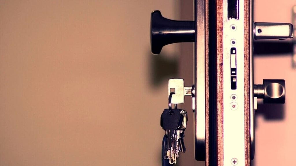 Il filo di colla per vedere chi c'è in casa. La tecnica dei ladri d'appartamento professionisti