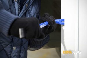 Torna dalle vacanze e trova casa svaligiata, colpo da 150mila euro. Ladri entrati da palazzo in ristrutturazione