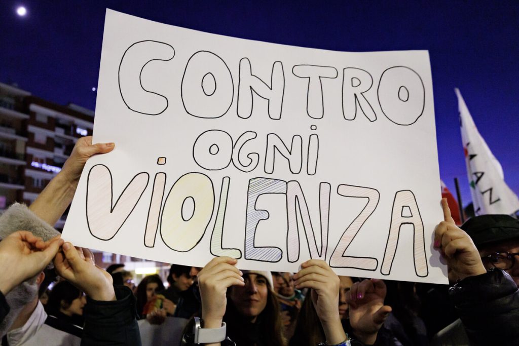 La delibera contro l'omotransfobia non piace agli attivisti: "Si paga più per una multa che per un'aggressione"