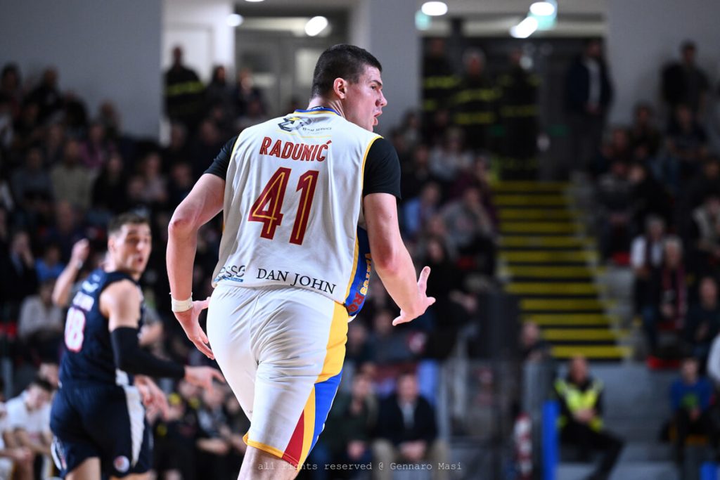 Una Virtus Roma perfetta in difesa e micidiale in attacco sbanca il parquet di Salerno