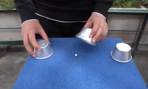 Il gioco delle tre palline invade le strade del Centro storico