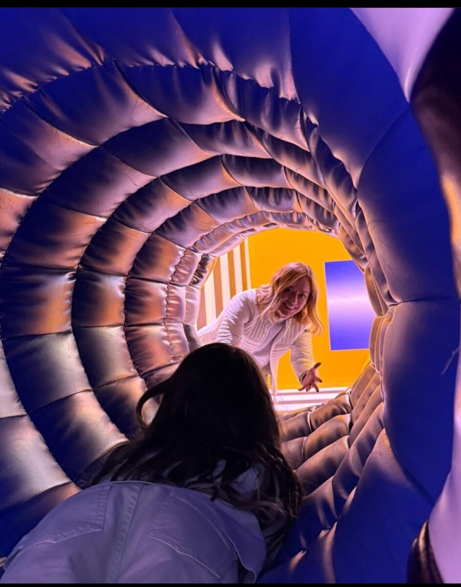 La visita di Giorgia Meloni alla mostra del Balloon Museum con la figlia Ginevra