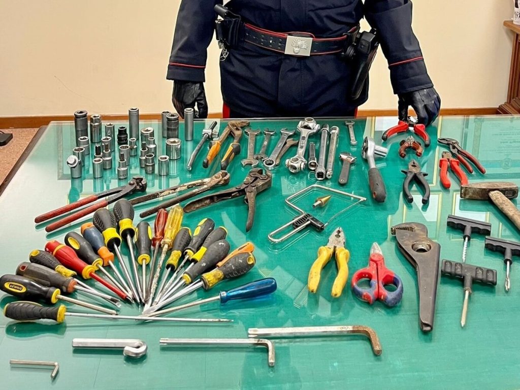 Cacciaviti e tronchesine: arnesi da scasso nell'auto, tre denunciati
