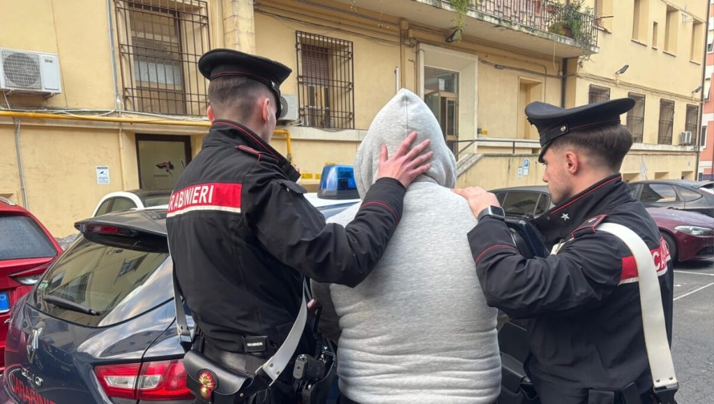 Spaccio ed estorsioni. Rapine e vessazioni ai clienti indebitati