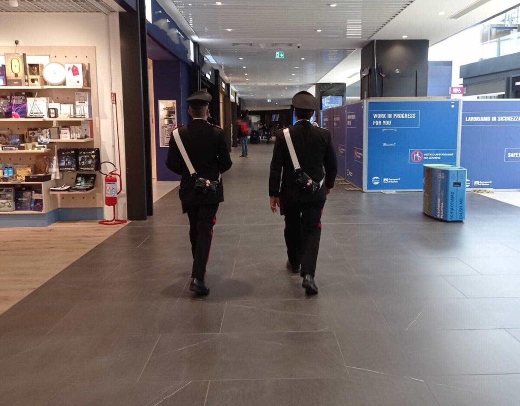 Furto di profumi al duty free, in quattro finiscono nei guai