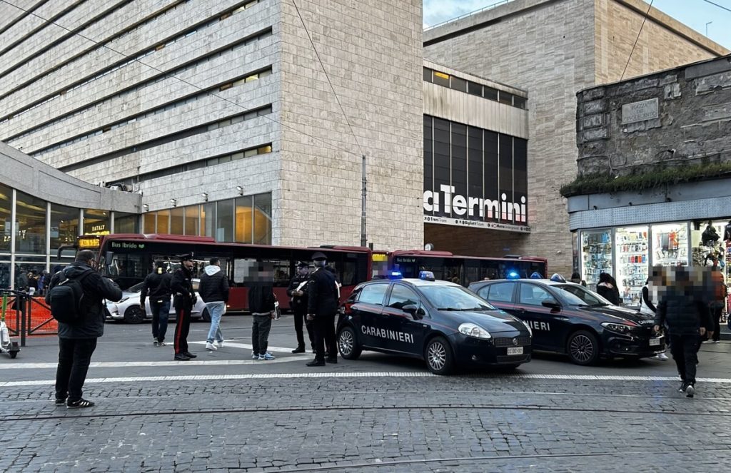 Morde la mano dell'addetto alla vigilanza e scappa con il giubbotto rubato