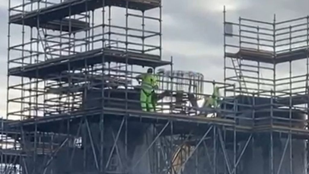Detriti nel Tevere dal ponte di ferro, la società incaricata dei lavori: "Cadute accidentali e occasionali"