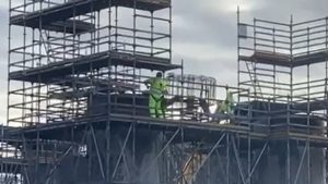 Detriti nel Tevere dal ponte di ferro, la società incaricata dei lavori: "Cadute accidentali e occasionali"