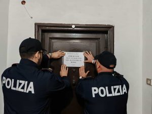 Alloggia nell'affittacamere senza documenti, trovato con due coltelli. Struttura chiusa una settimana