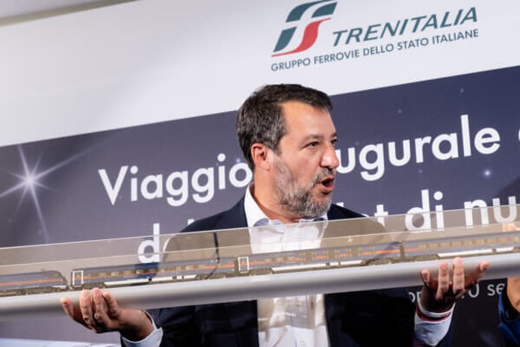 Ladri provano a sfondare centralina elettrica dei treni. Salvini: "Attentato ai trasporti"