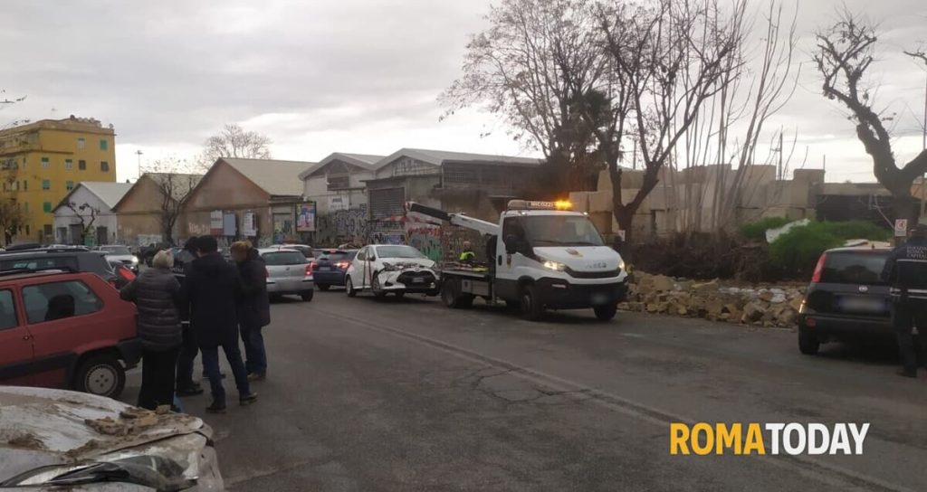 Appio Tuscolano, crolla un muro della stazione: 7 auto danneggiate