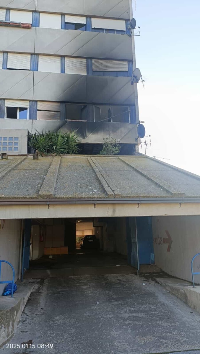 Corviale, ancora un incendio nel Serpentone: “È il terzo in un mese”