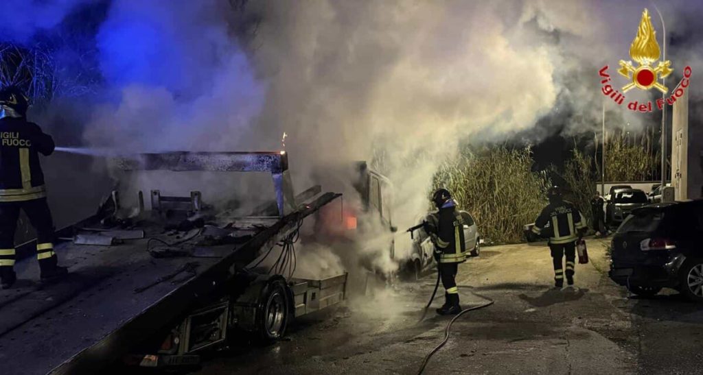 Carroattrezzi e auto distrutti da un incendio