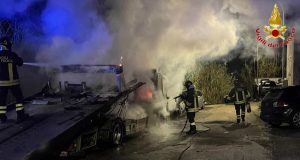 Carroattrezzi e auto distrutti da un incendio