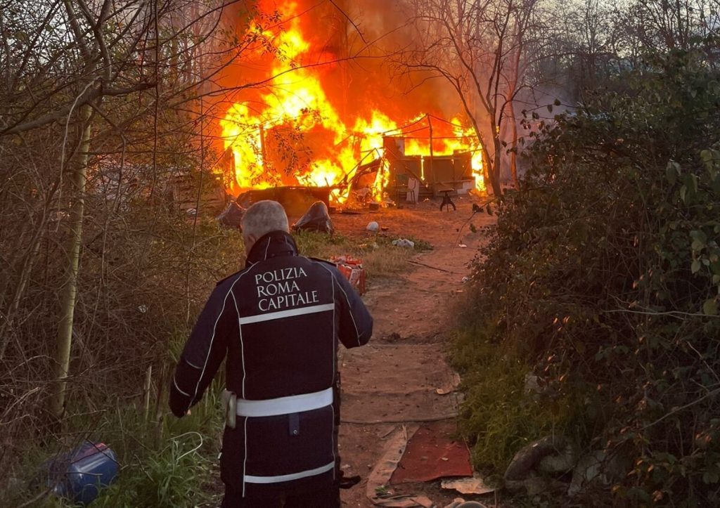 Incendio a Tor Sapienza: fiamme nella baraccopoli abusiva. Alta colonna di fumo nero a Roma est