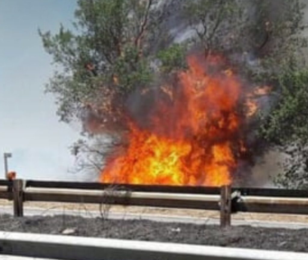 Incendio sul tratto urbano dell'A24: fumo in carreggiata