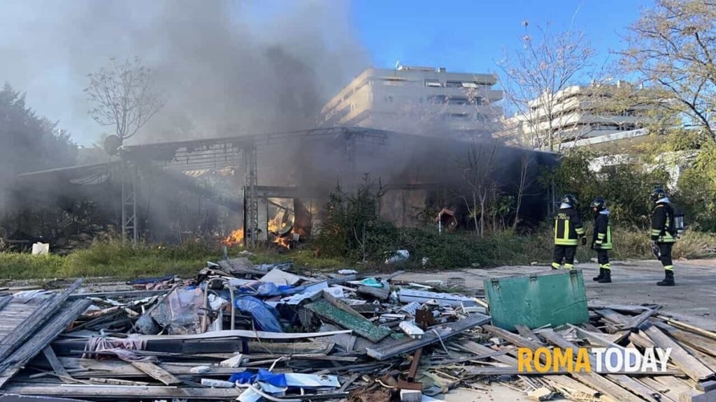 L'ex teatro abbandonato che spaventa bambini (e genitori) del nido: "Raffica di incendi e occupazioni"