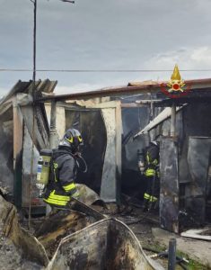 Incendio al campo rom: quattro ustionati