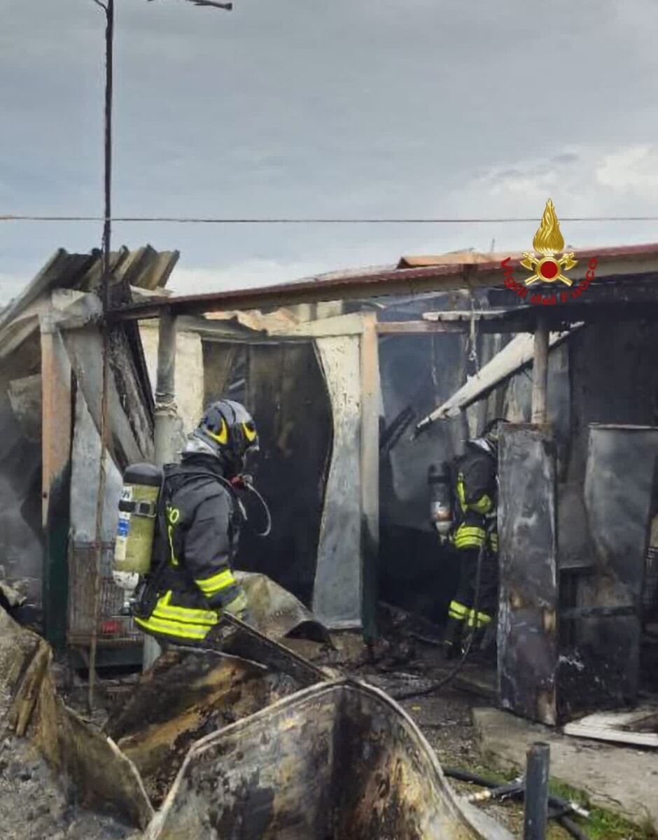 Incendio al campo rom: quattro ustionati