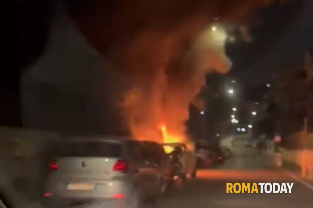 Incendio a Primavalle: auto e cassonetto in fiamme