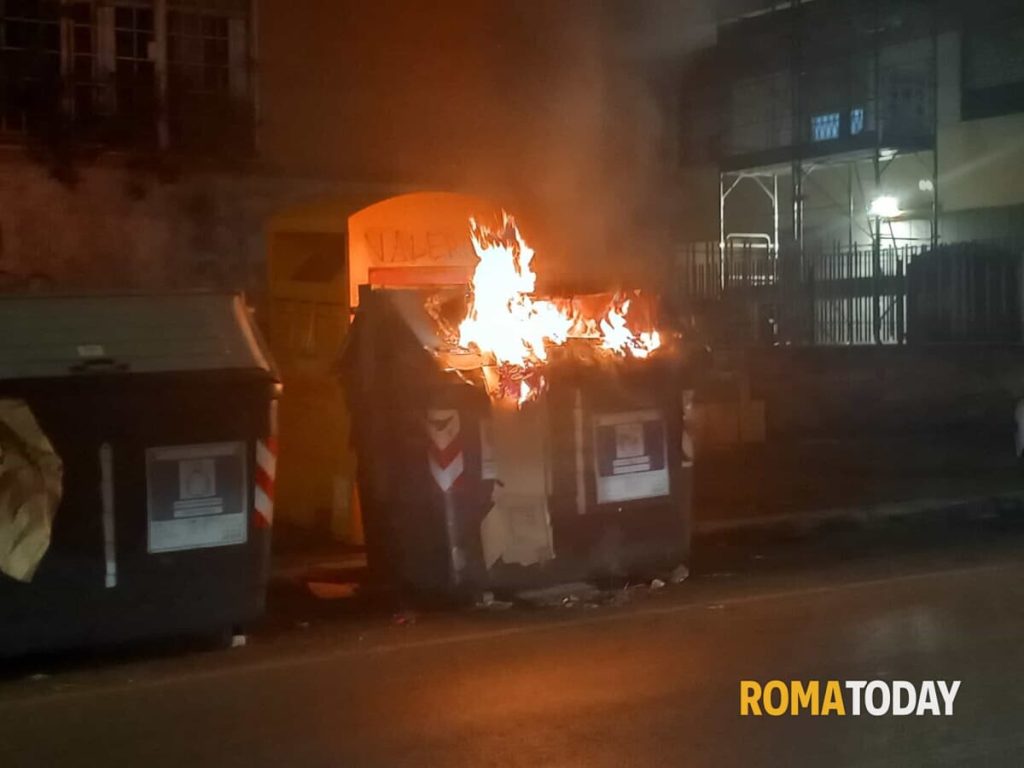 Cassonetto dei rifiuti in fiamme al Tufello