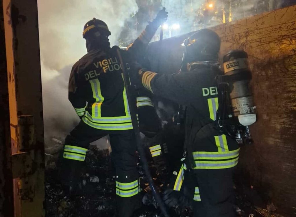Notte di fuoco a Civitavecchia: container in fiamme. Danneggiato un bar