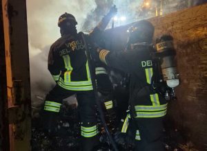 Notte di fuoco a Civitavecchia: container in fiamme. Danneggiato un bar