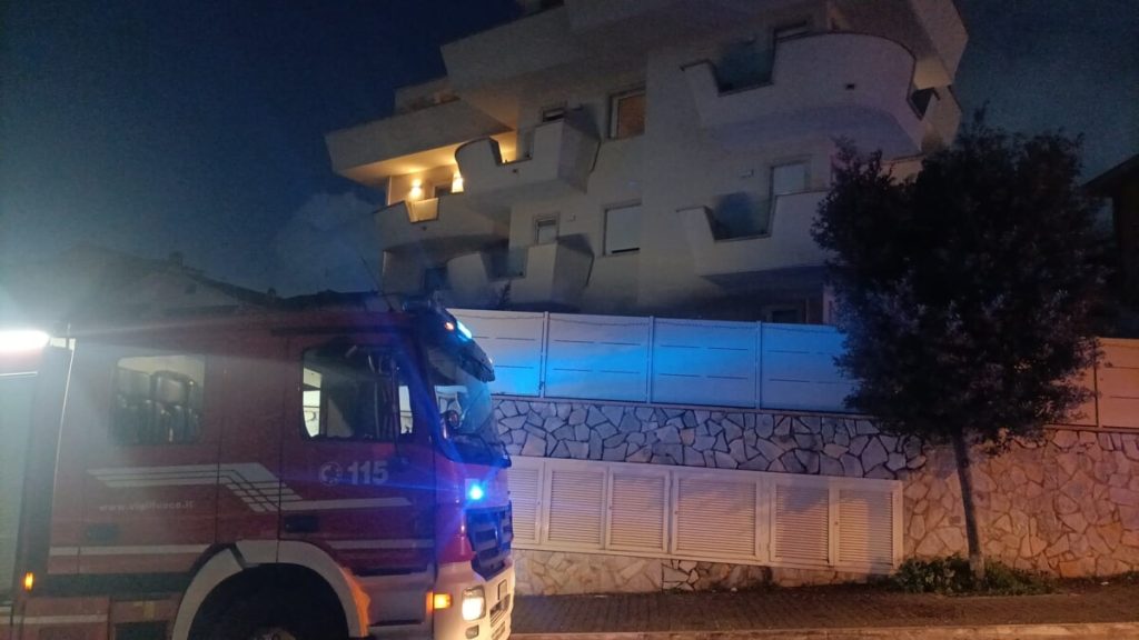 Incendio nel garage condominiale. Trenta evacuati e dieci intossicati, tra cui dei bambini