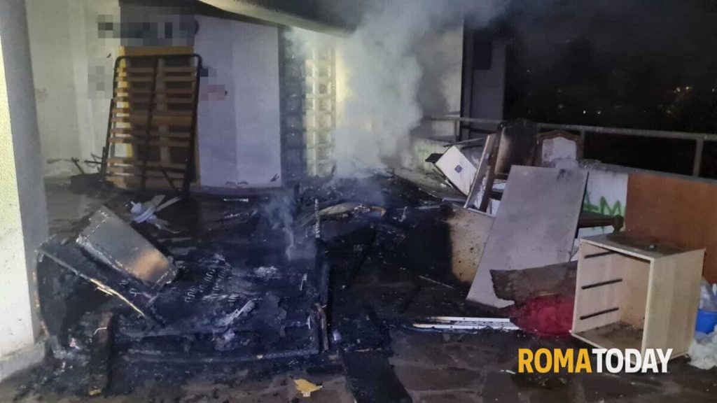 Incendio nell'androne esterno del palazzo. A fuoco rifiuti e mobili