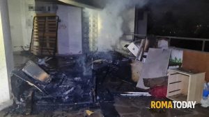 Incendio nell'androne esterno del palazzo. A fuoco rifiuti e mobili