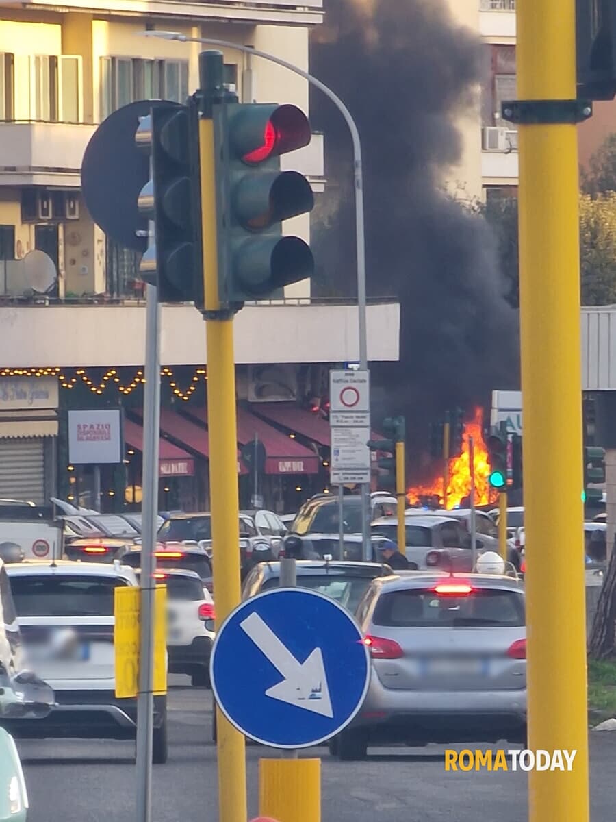 Auto in fiamme davanti al bar