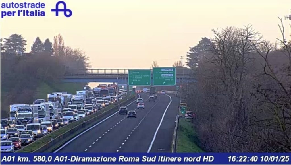 Incidente in autostrada: carambola tra quattro auto. Code chilometriche in A1