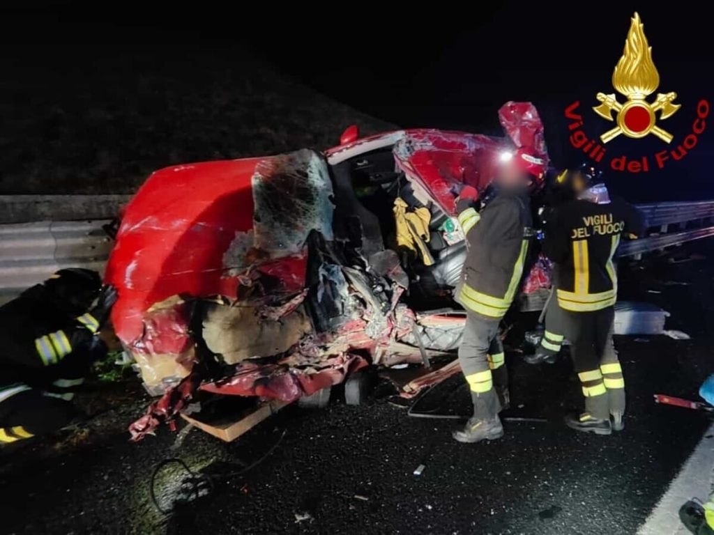 Incidente in autostrada: camion travolge auto e la trascina per metri, morto un 74enne romano