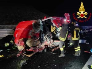 Incidente in autostrada: camion travolge auto e la trascina per metri, morto un 74enne romano