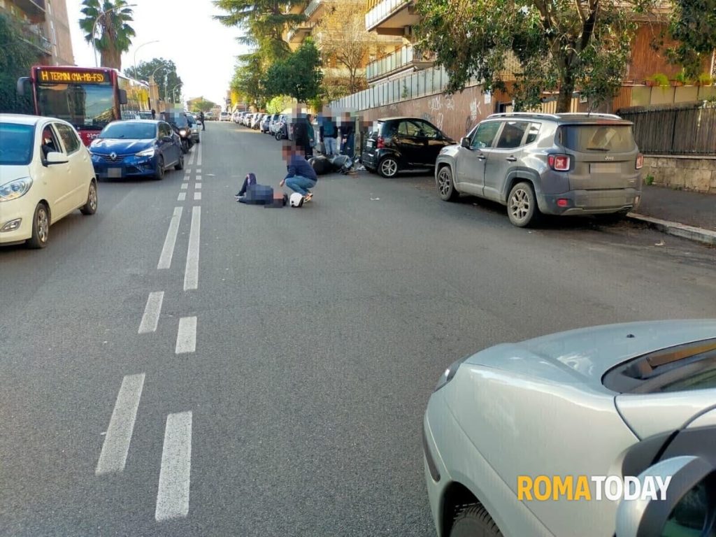 Incidente a Bravetta: cade a terra dopo lo scontro con l'auto. Scooterista soccorso da "autista eroe"