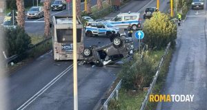 Incidente sulla via del Mare, scontro tra un bus e due auto. Due feriti, uno è gravissimo