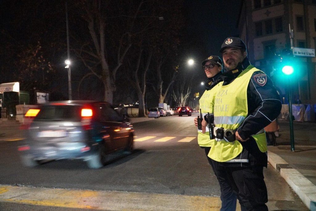 Roma, trenta incidenti nella notte di Capodanno. Un morto su via della Pisana