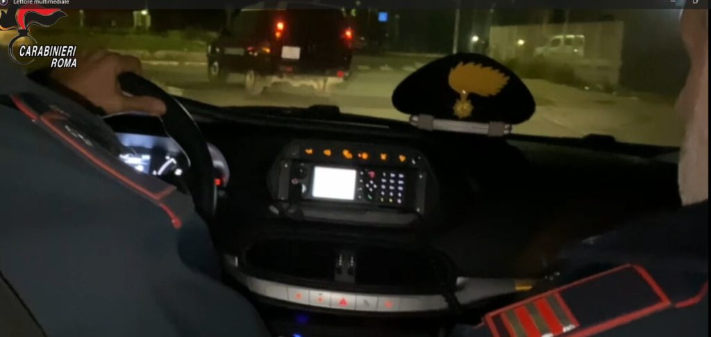 Inseguimento da film a Roma: in fuga sul furgone rubato, poi lo scontro con la gazzella dei carabinieri