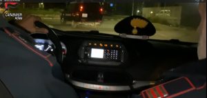 Inseguimento da film a Roma: in fuga sul furgone rubato, poi lo scontro con la gazzella dei carabinieri
