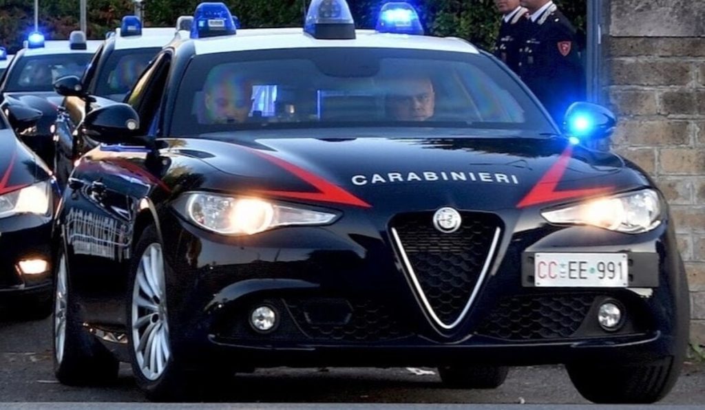 Inseguita dai carabinieri esce fuori strada e si schianta contro auto. Aveva 35 dosi di cocaina