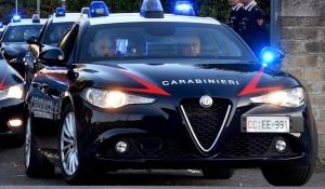 Inseguita dai carabinieri esce fuori strada e si schianta contro auto. Aveva 35 dosi di cocaina