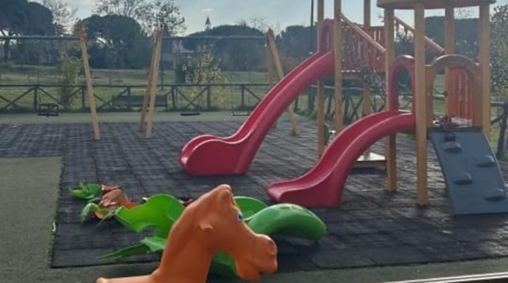 Garbatella, l'area giochi finisce di nuovo nel mirino dei vandali: "Ennesimo attacco"