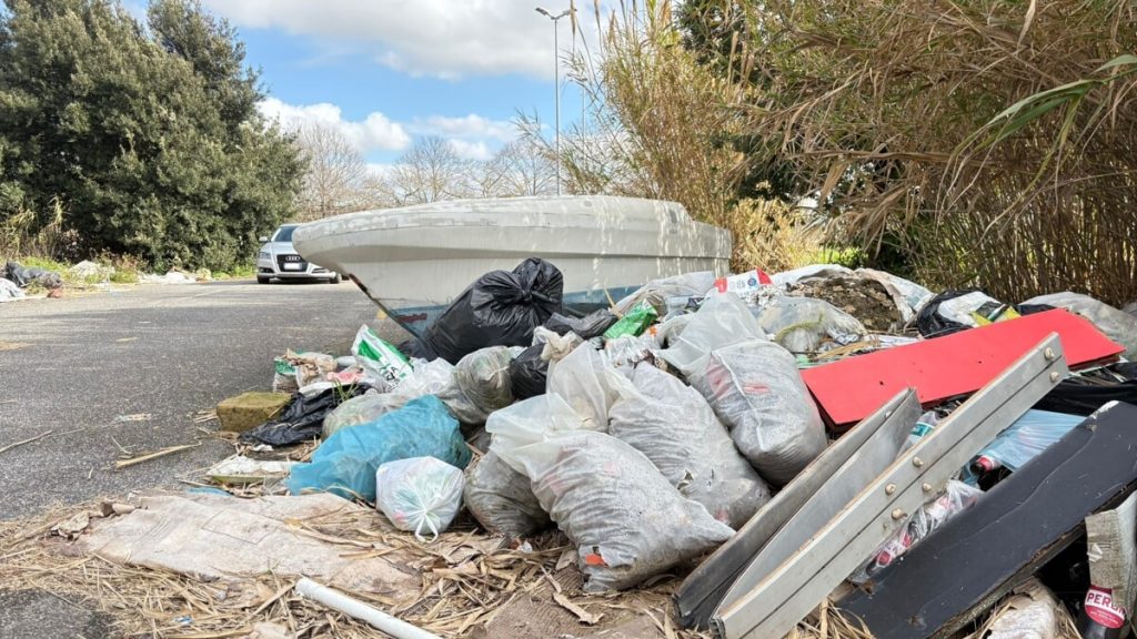 Ponte Galeria: nel “parcheggio discarica” spunta anche il relitto di una barca