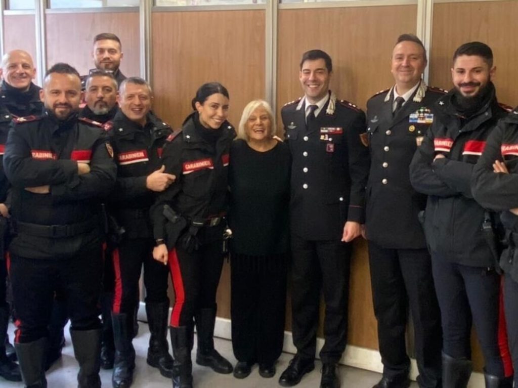 Picchiata e rapinata sul bus. Nonna Anna porta i dolcetti ai carabinieri che l'hanno soccorsa